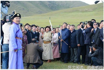 一对老夫妻公园跳《套马杆》被围观，太美了！太动人！