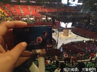 上周我在红磡，去看69岁的徐小凤的演唱会