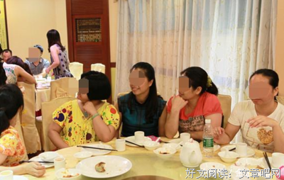 媳妇参加同学聚会，路上发现丈夫在工地啃馒头，结局让人感动