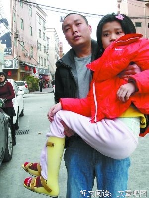 女生包里竟然装开塞露 ？
