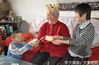 一女三儿竟然这么给母亲过生日！全国出名了！