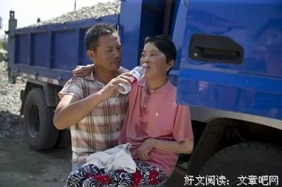 51岁农村男子经常亲妻子，真相是！