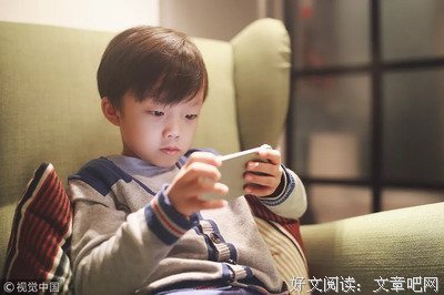 中国父母还在纵容孩子玩手机，法国政府却公开干了这件事
