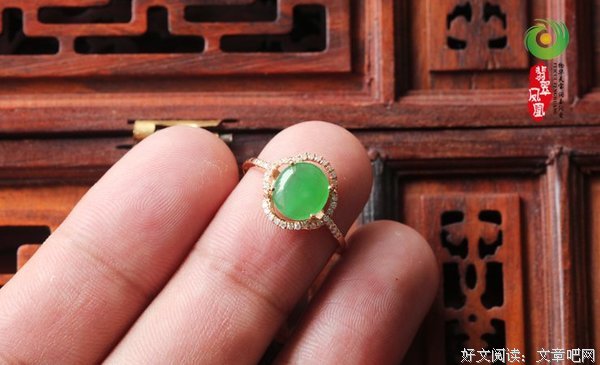 爱情故事《草戒指，金戒指》