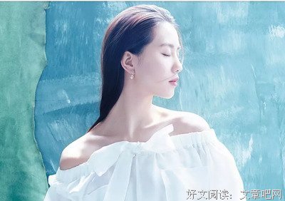 秦岚一个动作征服何炅：真正的教养，是把舒服让给别人