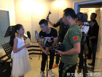 董卿、鞠萍、康辉、李梓萌、任鲁豫、蓝羽合诵：可爱的中国