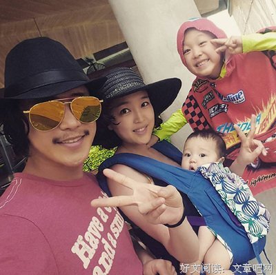 “我已有俩孩子了，你这么想喜当爹？”男人看着和他长相酷似的俩