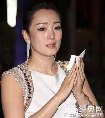 张艺谋小31岁娇妻再度公开亮相，大长腿惊艳，容颜美如少女！