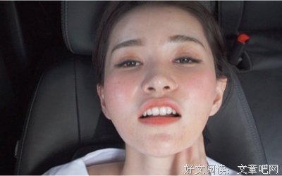 当着前男友的面，庄小姐被求婚了。