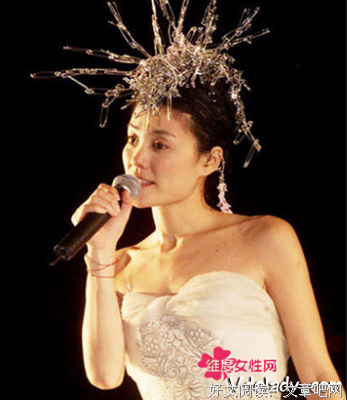姚晨、马伊琍跪地崩溃大哭：生而为女人，真是太不容易了！