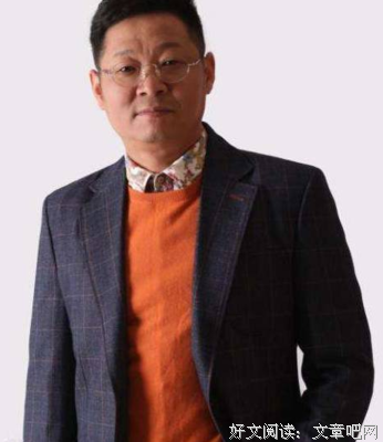 因演太监成名，娶身高180超模回乡养鸡，现49岁神仙日子令人羡慕