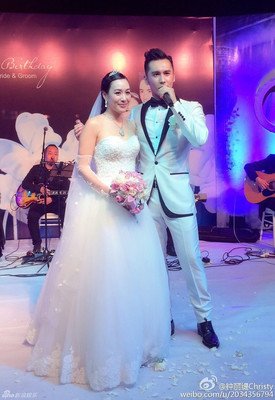 她为自己做一件婚纱，当晚在上万人面前表白：“这一次，我不想错