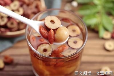 喝枸杞水来明目、抗衰老的，还得加点它，不然都白喝了！
