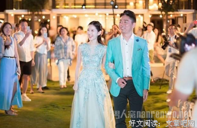 首度露面！刘强东夫妇出席英国皇室婚礼，是伪装还是真爱？真相不