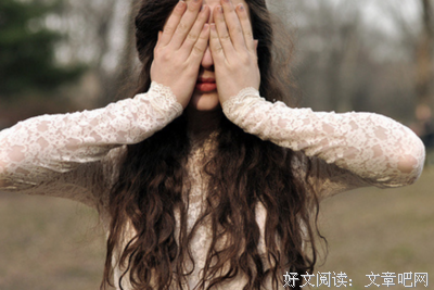 假装坚强，没人欣赏^的句子