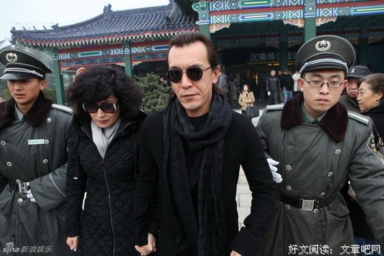 李咏哈文：爱情是永不凋零的塑料花