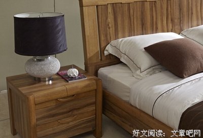 “老婆的床头柜，藏着另一个手机。”