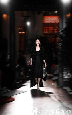 章子怡说她是神，乞讨做舞女又三度封影后，这位年近60的女演员仍