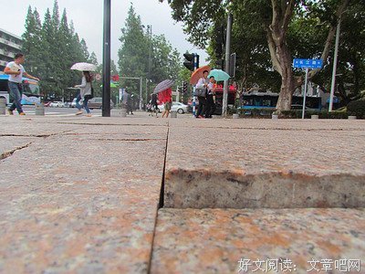 不知情迈出的每一步，都踩在你所铺的道路