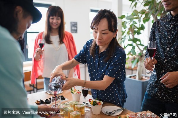 敲玻璃杯的朋友