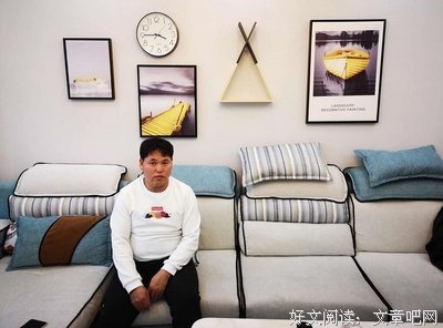 女友被兄弟拽进卧室，推向大床。