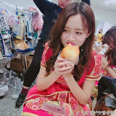 她终于可以和喜欢的她在一起了，好开心呐！
