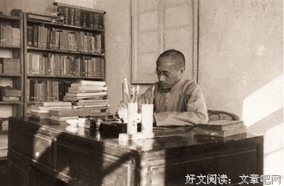 坐在角落里的梁漱溟