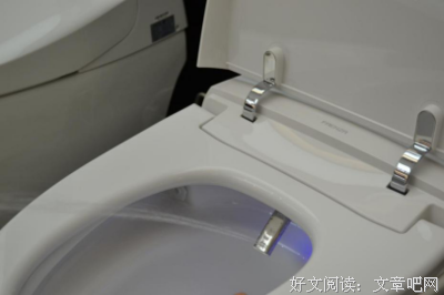 玩手机，导致屁股卡马桶被困1小时是什么体验？