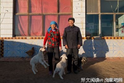 老夫妻公园跳《一壶老酒》被围观，太美了 ！