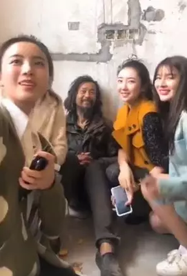 上海流浪汉沈巍成网红:是文学奇才还是有精神病？