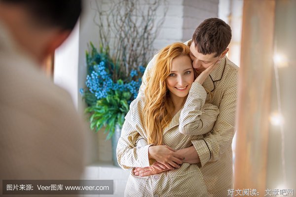 清晨，站在镜子前的媳妇很难过