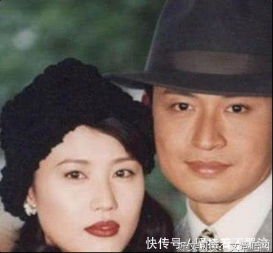 “分手后，主动联系前任的女生有多掉价？”