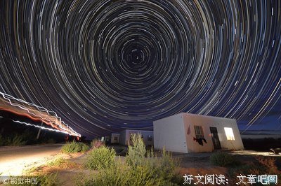 列车开行在塔克拉玛干沙漠边沿