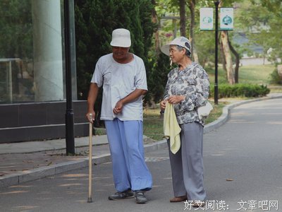 摔了两跤之后，我老伴从此就陪我出去拍照了，影友们说，这是你的
