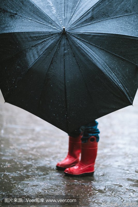 雨中的你，我以为无法靠近。
