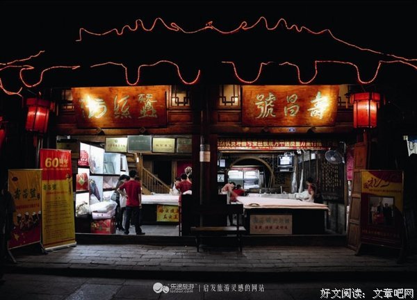 人潮拥挤。名句欣赏