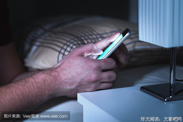 从前有一个员工，深夜10点在老板的卧室里工作....