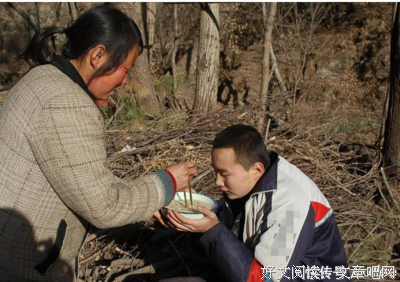 “对不起，妈没钱”，说完她放弃了孩子的命……
