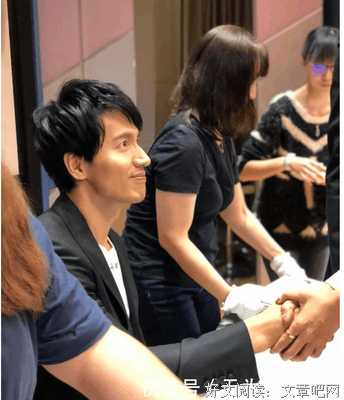 去找女友，听见她的桃色新闻。