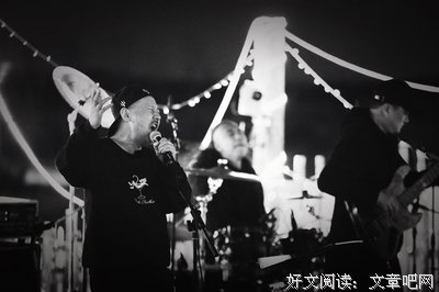 九连真人记|一群小镇青年，是如何“摇滚”全世界的