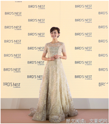 与娜塔莉波特曼齐名，自带光芒的元气少女，她嫁给了一个“谐星”