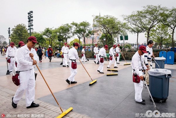 迪士尼演职人员太热晕倒、被拍头致脑震荡、被非礼……美梦背后是