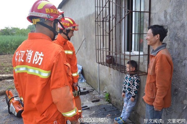 爸爸头卡凳子里，儿子在一边拍照