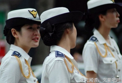 女交警抱娃执勤：“看见”他人，是一种可贵的善良