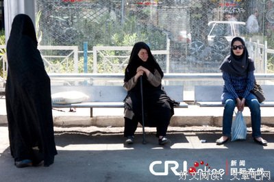 女子街头遭暴打被扒衣拖行：68秒29下，这一刻全体中国女性遭到了