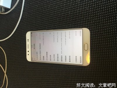 新时代单身三大件：手机、耳机和充电器