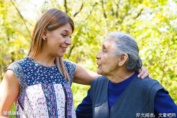 面对老年痴呆连孙女都不认识的奶奶，媳妇泣不成声