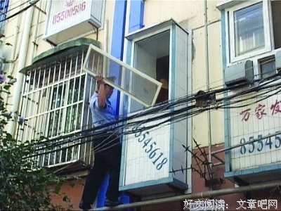 300斤女主播强吻7旬老大爷，6个民警来将她抬走了