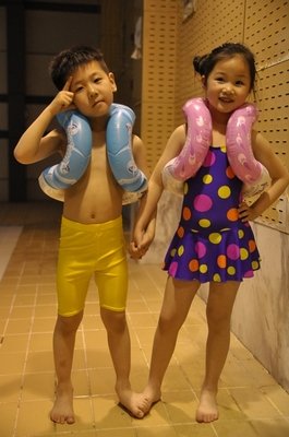 三个三学游泳