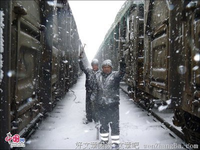 暴风雪中的铁路货车检车员